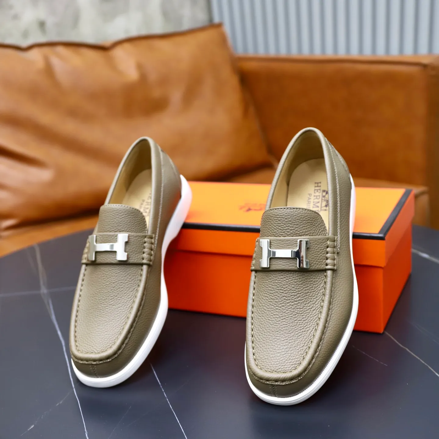 Ex-factory price: 560💰Hermès/Hermès slip-on men's shoes. This shoe is made of imported pebbled cowhide. It has simple and smooth lines and is combined with aerodynamically designed 3CM rubber foam ultra-light soles! Youthful and fashionable, classic H-shaped hardware buckle decoration, calf lining gently wraps the feet, with logo cowhide feet, casual and urban style, highlighting youthful vitality, sports and leisure version, super versatile, code number: 38-39-40-41-42-43-44 standard leather shoe size (45 can be customized but does not support returns)